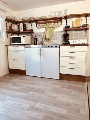 Fridge, microwave, stovetop, coffee/tea maker - Apartment in basement (Skogstorp-Västra Gärdet-Arvidstorp)