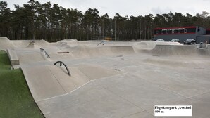 A skatepark with various ramps and a building labeled "BOULCENTER" in the background.