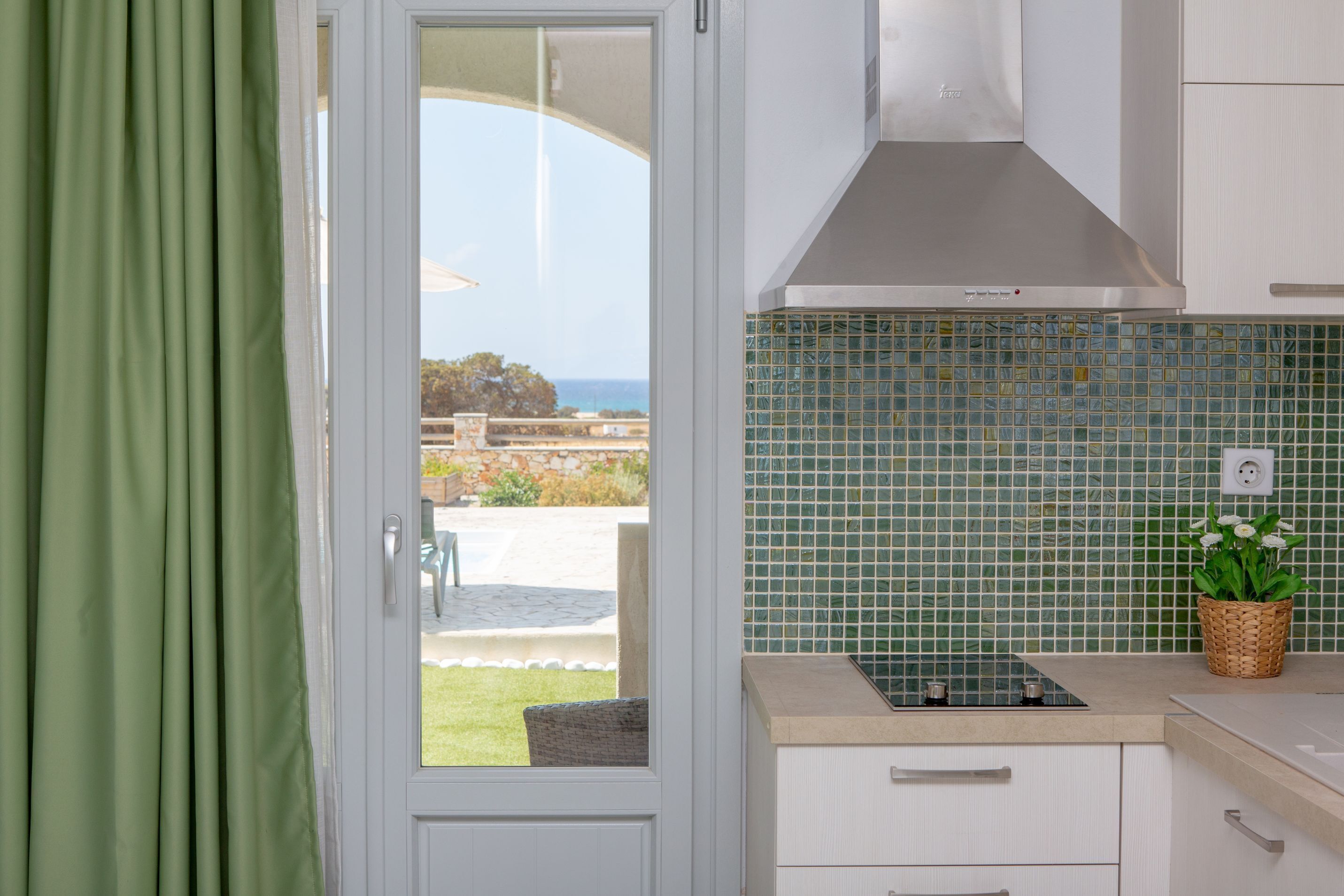 Fridge, oven, coffee/tea maker, electric kettle