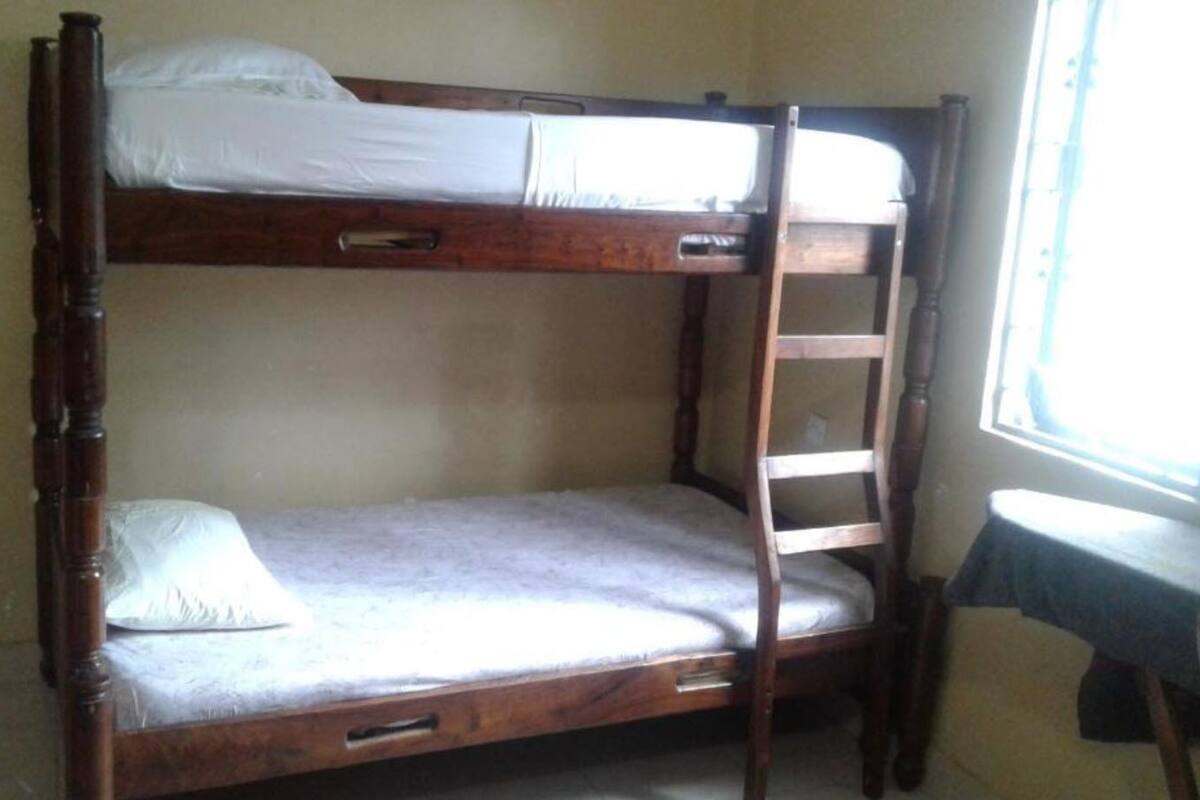 Dormitorio compartido, dormitorio mixto (3 Pax) | Tabla de planchar con plancha, wifi gratis, ropa de cama