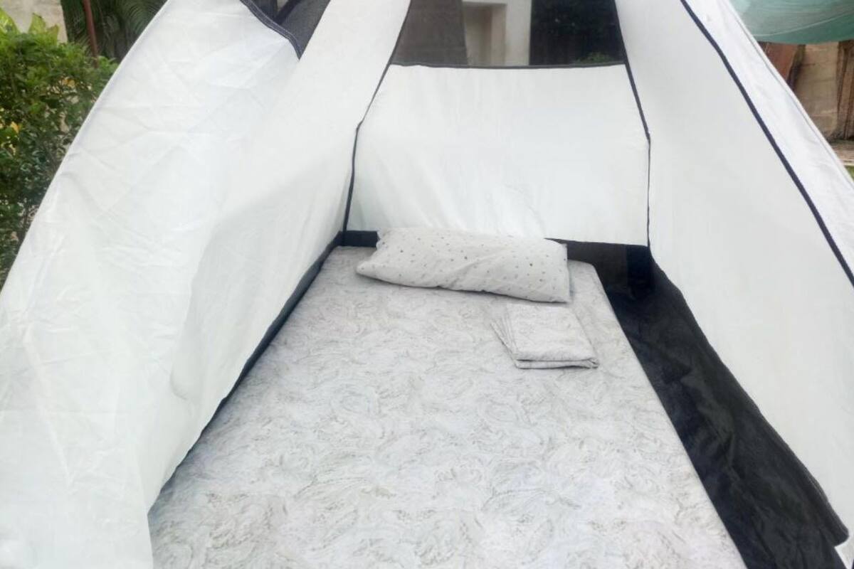 Tienda (Single) | Tabla de planchar con plancha, wifi gratis, ropa de cama
