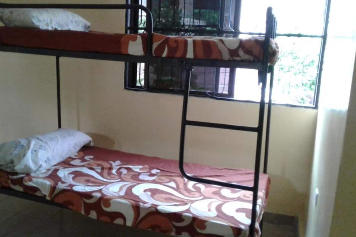 Dormitorio compartido, dormitorio mixto (6 Pax) | 1 habitación, tabla de planchar con plancha, wifi gratis y ropa de cama