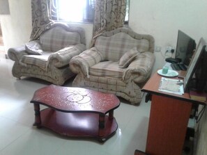 Living room - JJ&JE Family House - Hostel (Dar es Salaam)