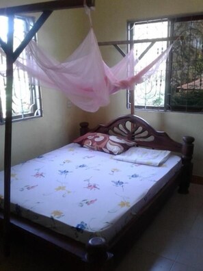 Iron/ironing board, free WiFi, bed sheets - JJ&JE Family House - Hostel (Dar es Salaam)