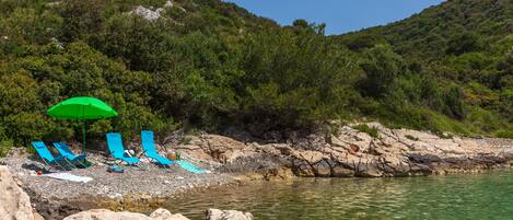 Sulla spiaggia, lettini da mare