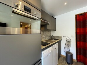 Geladeira, cafeteira/chaleira, torradeira