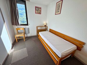 2 bedrooms - Spacious for 10 in Les Menuires, ski-in/ski-out access (Les Menuires)