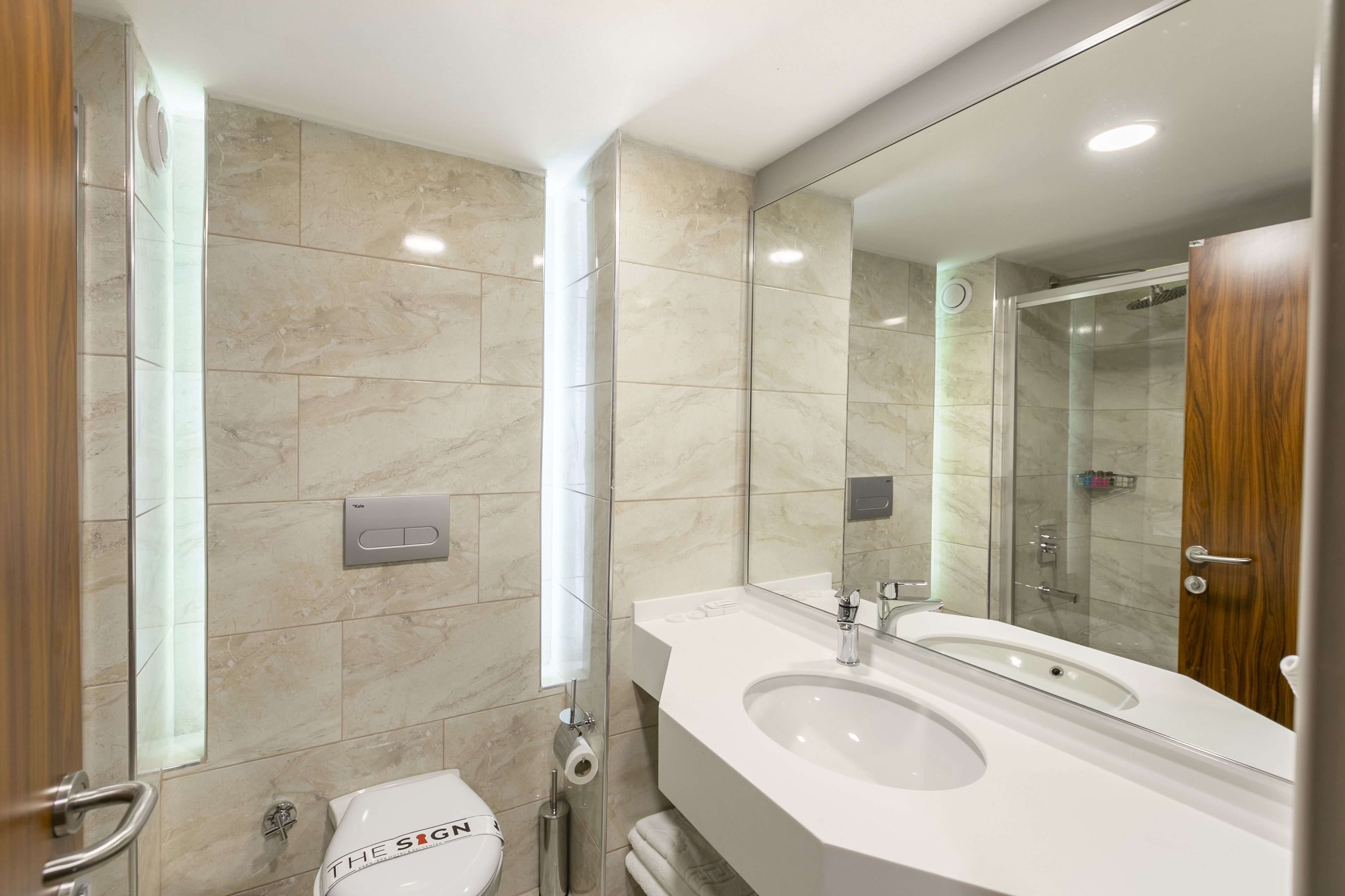 Standard Double or Twin Room, City View | Bathroom | Combined shower/tub, designer toiletries, hair dryer, bathrobes
