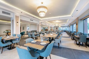 朝食、ランチ、ディナーに営業