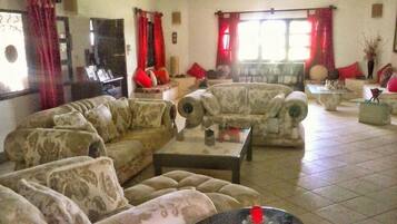 Villa | Sala de estar | Una televisión de pantalla plana