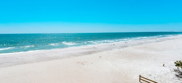 På stranden