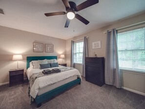4 habitaciones, escritorio y tabla de planchar con plancha 