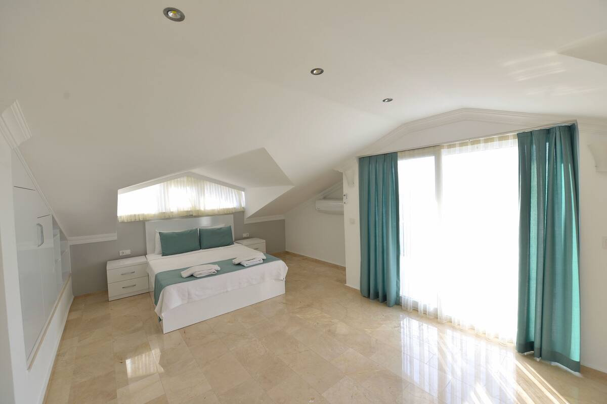 Luxury Villa | In-room safe, iron/ironing board, WiFi (free), individually decorated
