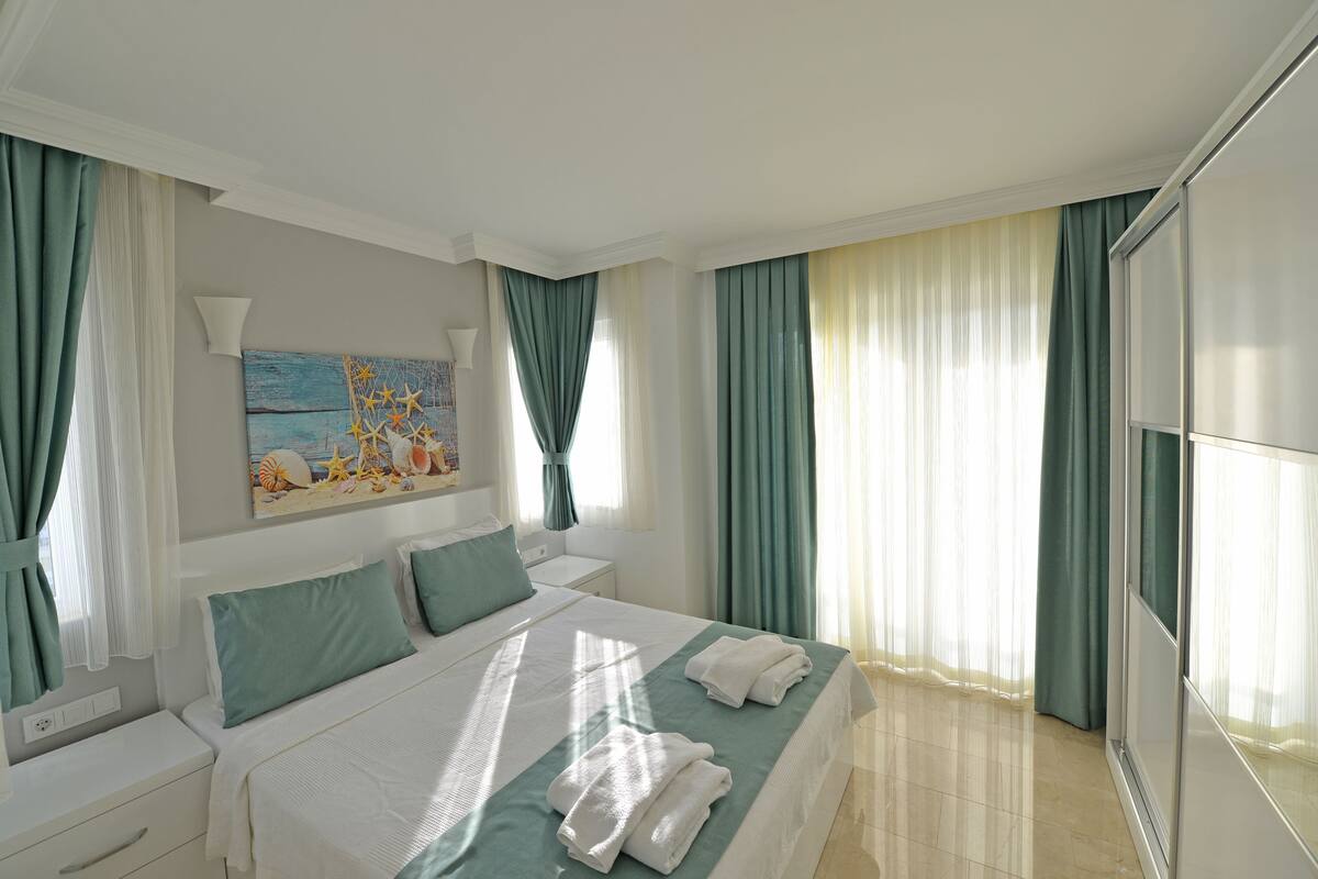 Vila superluxo | Cofres nos quartos, individualmente decorados