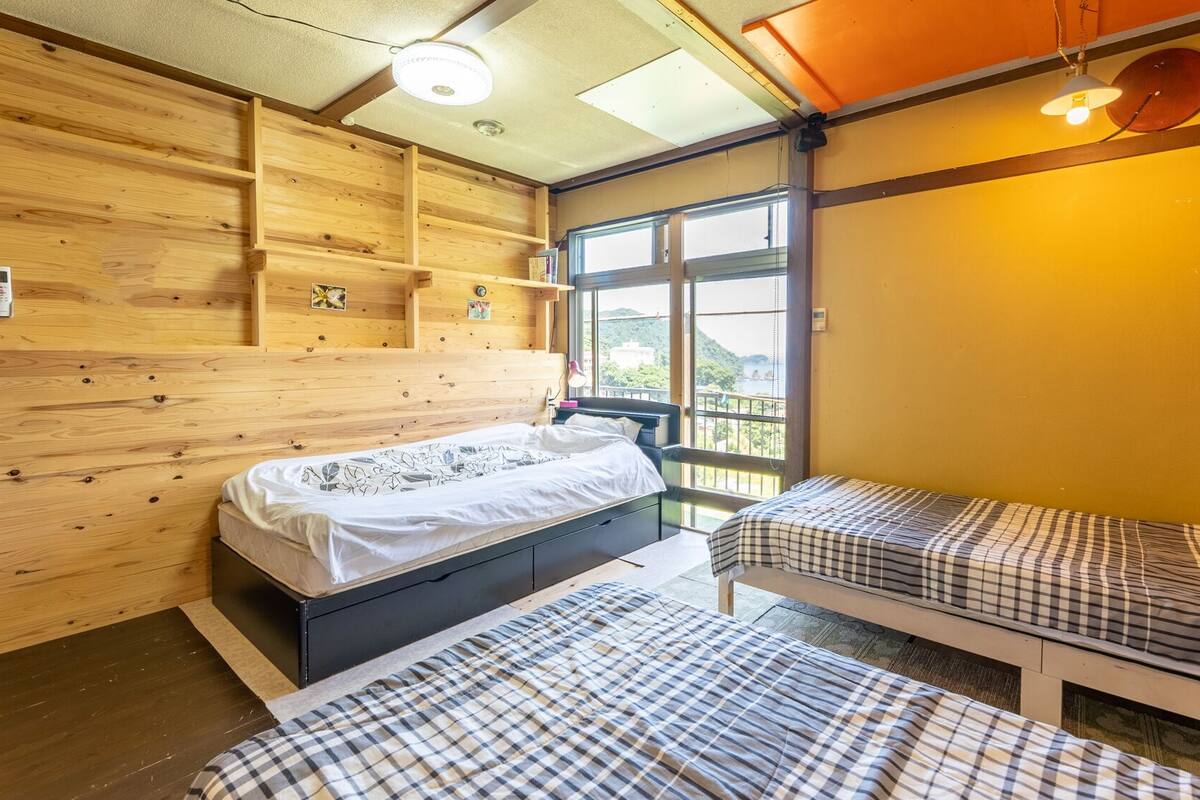 family room, non smoking, shared bathroom | down duvets, desk, free wifi, bed sheets