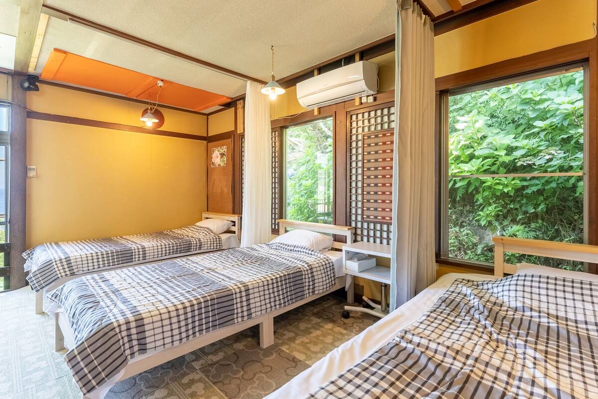 family room, non smoking, shared bathroom | down duvets, desk, free wifi, bed sheets