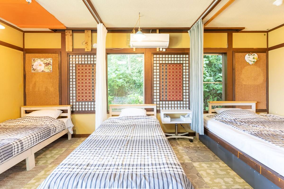 family room, non smoking, shared bathroom | down duvets, desk, free wifi, bed sheets