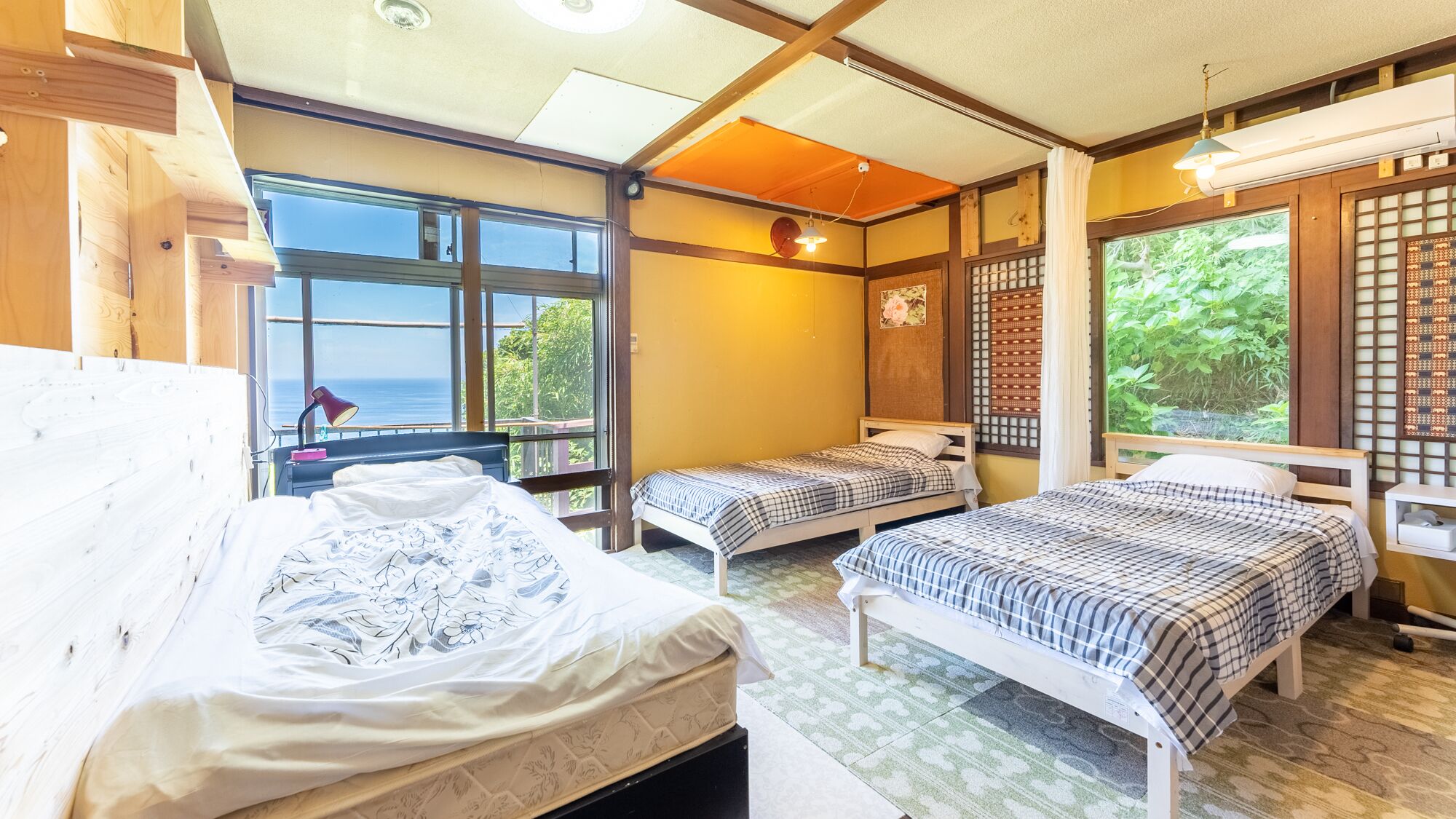 family room, non smoking, shared bathroom | down duvets, desk, free wifi, bed sheets