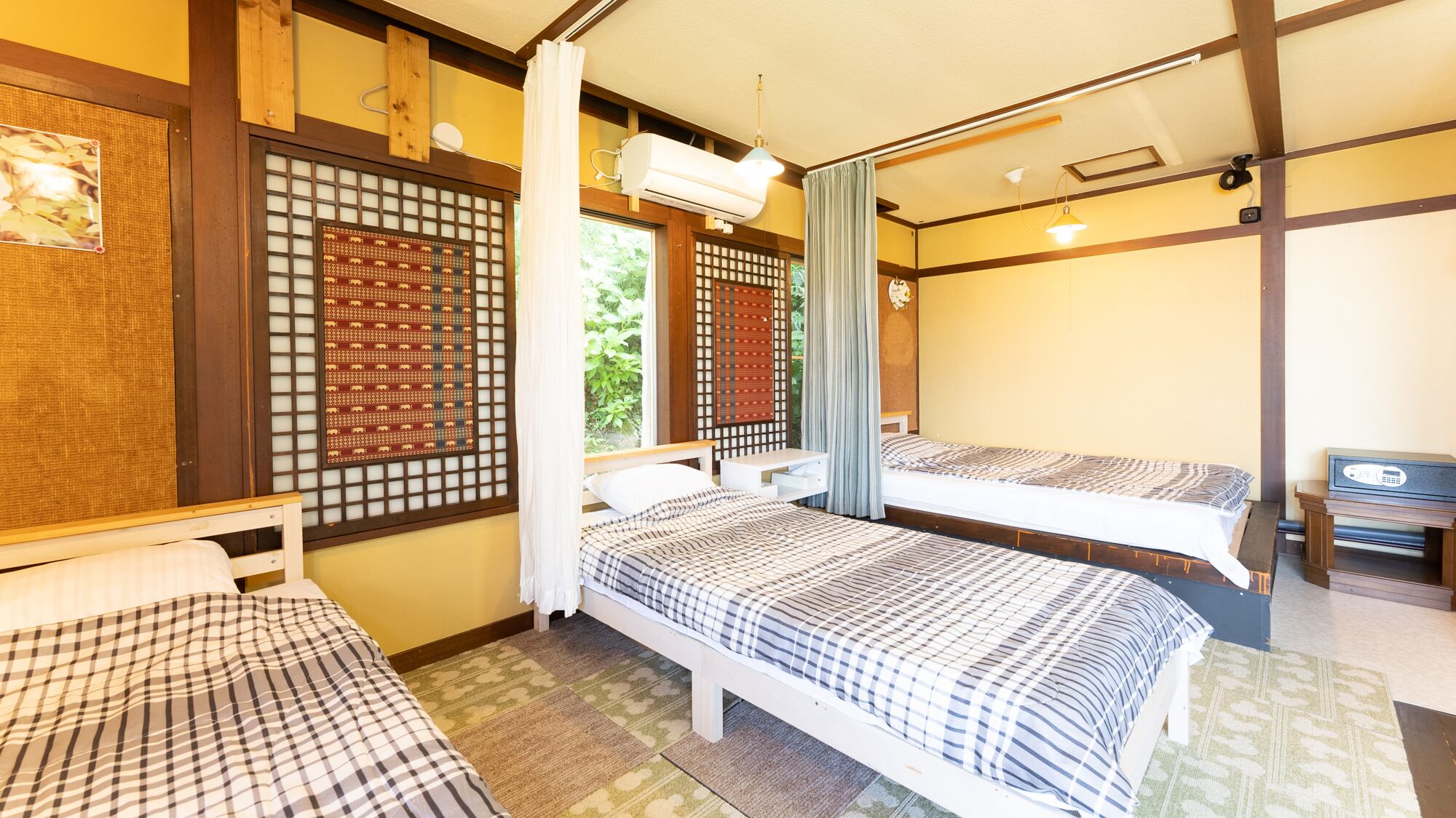 family room, non smoking, shared bathroom | down duvets, desk, free wifi, bed sheets