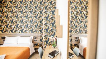 Standard-Doppel- oder -Zweibettzimmer | Hochwertige Bettwaren, Zimmersafe, Schreibtisch, kostenloses WLAN