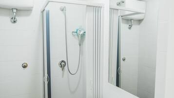 Ein modernes Badezimmer mit Toilette, Waschbecken und Dusche.