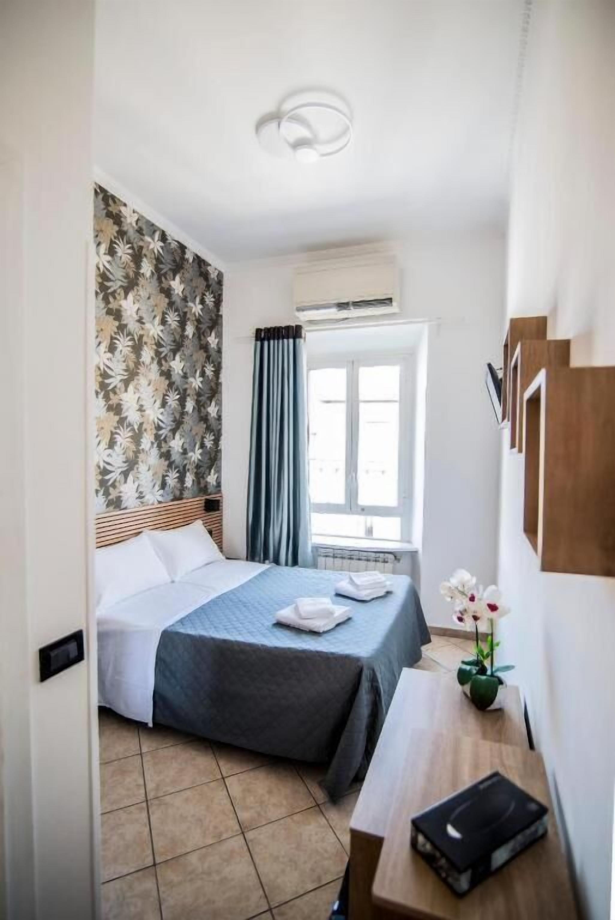 Ropa de cama de alta calidad y caja de seguridad en la habitación 