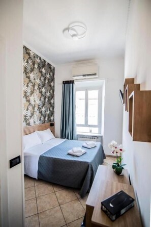 Quarto econômico | Roupas de cama premium, cofres nos quartos, escrivaninha