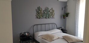 Chambre, salle de bains commune