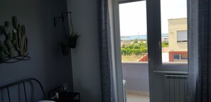 Down duvets, cots/infant beds, free WiFi, bed sheets - Little Rose Guest House (Fiumicino)