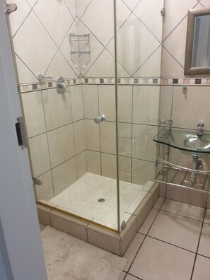 Kostenlose Toilettenartikel, Haartrockner, Bademäntel, Handtücher