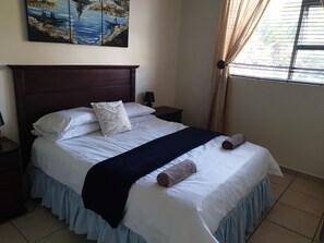 2 bedrooms, soundproofing, iron/ironing board - Uvongo Lucian blue flag beach apartment (Durban)