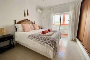 2 bedrooms, in-room safe, iron/ironing board, free WiFi