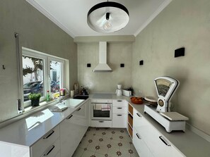 Fridge, microwave, oven, stovetop - Casa W Olhão - ALMIRANTE (Olhão)