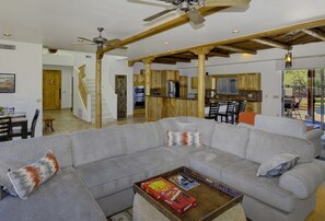 Smart TV, chimenea y libros
