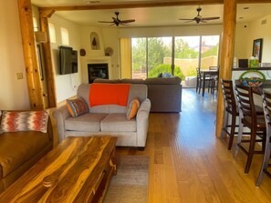 Smart TV, chimenea y libros 