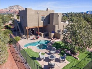 Alberca al aire libre y alberca climatizada