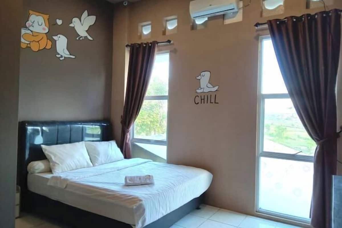 Escritorio, wifi gratis y ropa de cama 