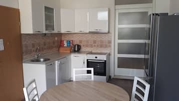 Geladeira, micro-ondas, cooktop, lava-louças