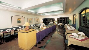 Un restaurant doté d’un long comptoir, de plusieurs tables et d’un espace dédié au service.