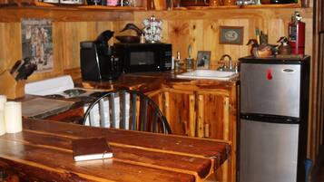Four à micro-ondes, cafetière-théière, vaisselle et ustensiles