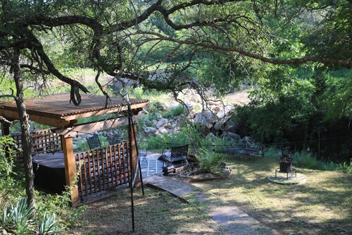 Blanket Salt Creek Ranch cottage on the creek