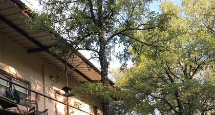 Blanket Salt Creek Ranch cottage on the creek