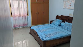 Escritorio, cortinas blackout, insonorización y camas extra