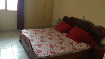 Exclusive Apartment | Desk, blackout curtains, soundproofing, rollaway beds