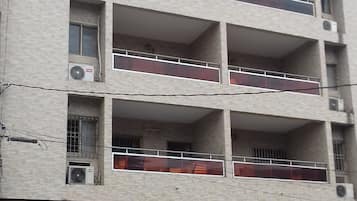 Vista frontal de la propiedad