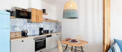Coffee/tea maker, fridge, microwave, oven