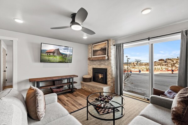 TV, fireplace