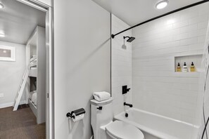 Duschwanne, kostenlose Toilettenartikel, Haartrockner, HandtĂŒcher