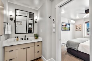 Combined shower/tub, free toiletries, hair dryer, towels