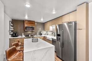 Refrigerador, microondas, horno y parrilla de estufa 